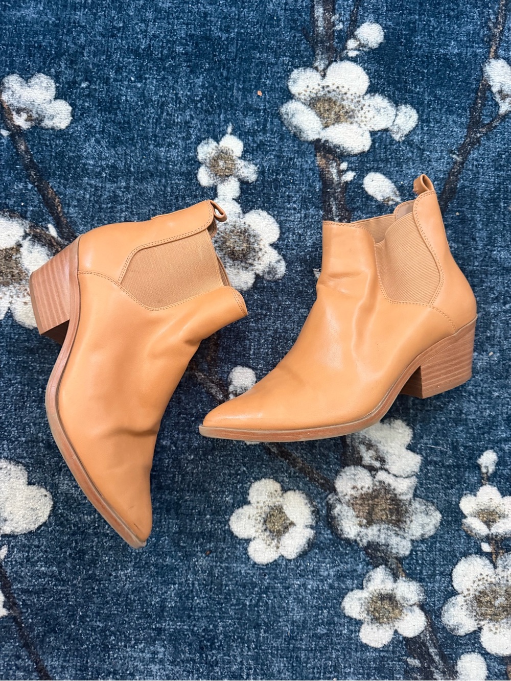 Universal Thread Tan Pointed Toe Chelsea Ankle Boots